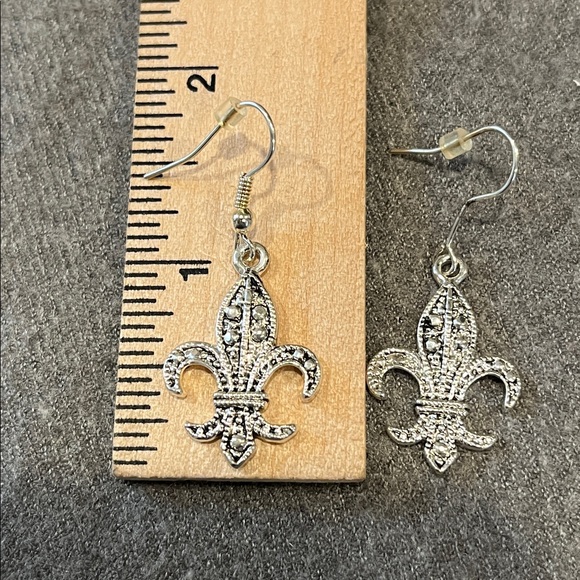 ๐ป3/$15 Silvertone Fleur de Lis Necklace & Earrings Set - Picture 5 of 8